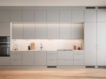 Keittiössä on Puustellin vaaleanharmaat kaapistot, kvartsitaso sekä integroidut kodinkoneet. Tarkka tuotelistaus saatavilla asuntomyynnistä.