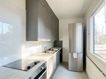 Olohuoneen yhteydessä on remontoitu keittokomero, jossa löytyy hyvin säilytystilaa.