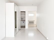 Keittokomeron ja huoneen välillä on ovi.