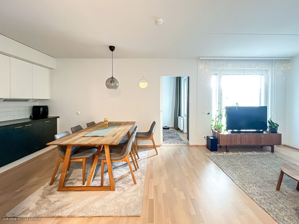 Tervetuloa! Tämä koti on avara ja valoisa.