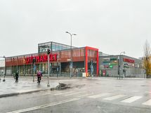 Isot kaupat kuten S-Market ja K-Citymarket ovat noin 550 m päässä.