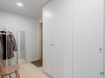 Eteisessä on hyvin kaappitilaa.