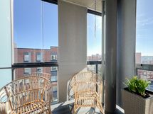 Molemmat parvekkeet on lasitettu. Isompi eteläparveke sijaitsee olohuoneen ja keittiön yhteydessä.