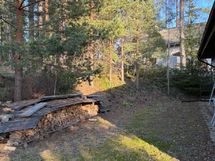 Takapiha lännestä idän suuntaan