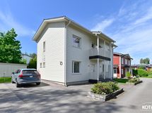 julkisivukuva ja etupiha