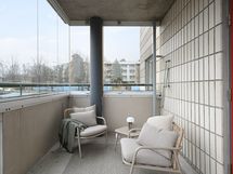 Lasitettu parveke avautuu ilta-auringon suuntaan.