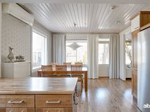 Ruokailutilasta käynti lasitetulle terassille.
