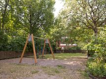 Taloyhtiön pihaa (vehreään aikaan)