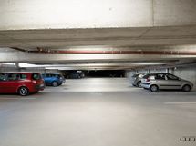 Autohalliin pääsee suoraan hissillä.