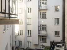 Näkymä makuuhuoneesta sisäpihalle.