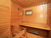 Ikkunallinen sauna.