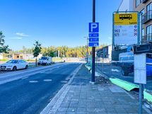 Bussipysäkki Puustellimäki on muutaman minuutin päässä.