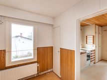 Aulasta kulku keittiöön ja olohuoneeseen