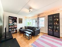 Olohuoneesta kulku lasitetulle parvekkeelle