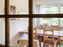 Eteisestä on ikkunanäkymä keittiöön - Det finns ett förtjustande fönster mellan tamburen och köket.