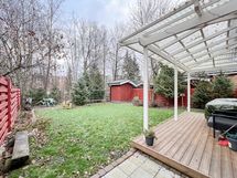 Katetulla terassilla on hyvä nauttia aamukahvit sateellakin. Terassin suunta on itään.