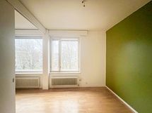 Rauhaisa makuuhuone, jonne saat reilummankin vuoteen.