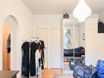 Makuuhuoneessa on paljon kaappi- ja komerotilaa.