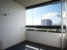 Tilava aurinkoinen parveke lounaan suuntaan.