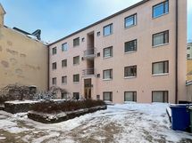 Sisäänkäynti rappuun sisäpihan kautta.