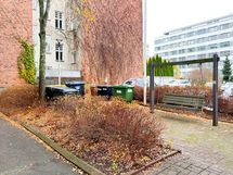 Sisäpihalla on hyvät kierrätysjärjestelmät sekä keinu.