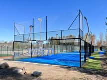 Padel-kentät ovat vain minuutin kävelymatkan päässä.