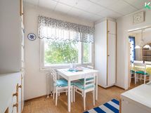 Keittiöön mahtuu sijoittamaan myös arkiruokapöydän.