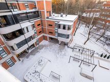Sisäpiha asunnon parvekkeelta katsoen
