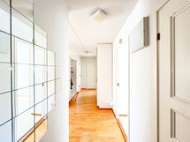 Eteiskäytävän  varrella on naulakko ja hyvin kaappitilaa.