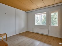 Makuuhuone 2, josta kulku parvekkeelle