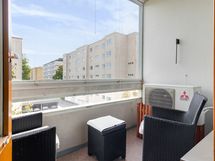 Oh:n edessä lasitettu parveke