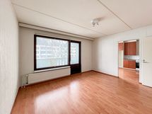 Ylimmän kerroksen kulmahuoneisto, jonka parveke aukeaa lounaan suuntaan.