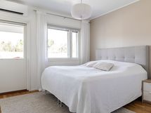 Makuuhuone 1, josta käynti parvekkeelle