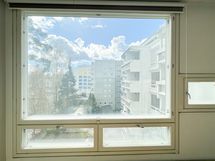 Ikkunat lounaan suuntaan. Ikkunoissa pimennysrullaverhot sekä verhokiskot.