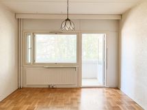 Käynti parvekkeelle on olohuoneesta.