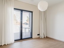 toinen 1. krs:n makuuhuoneista