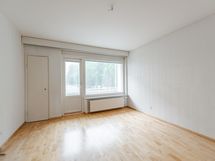 Olohuoneesta ja parvekkeelta vehreät näkymät