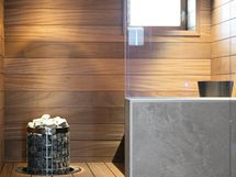 Oma, ikkunallinen sauna on varustettu Harvian pilarikiukaalla.
