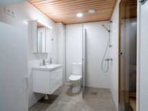 Kylpyhuone. Kuva asunnosta A58, jossa vastaava pohjaratkaisu, materiaalit voivat poiketa.