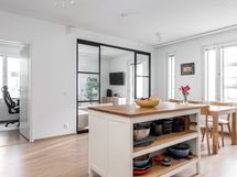 Kuvan saarekkeella saa kivasti lisätilaa kokkailuun