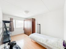 Makuuhuoneen kaapisto ja vaatehuone tarjoavat reilusti säilytystilaa.