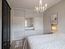 Päämakuuhuoneessa on liukuovikaapisto koko seinän matkalta