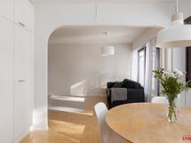 Näkymää keittiöstä olohuoneeseen