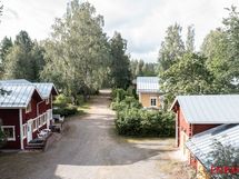 Taulun Kartanon pihapiiri