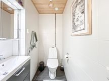 Erillinen wc helpottaa arkea.