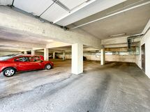 Taloyhtiössä on myös Autohalli