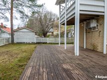 Piha on aidattu ja päättyy metsikköön