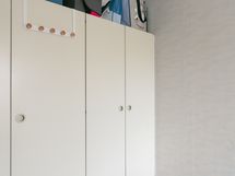 Makuuhuoneessa on seinällinen kiinteää kaapistoa