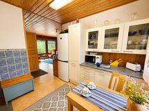 Keittiö ikkunan suunnasta