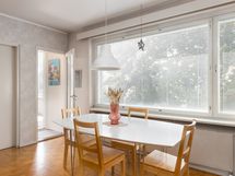 Olohuoneen yhteynteen mahtuu hyvin ruokapöytä